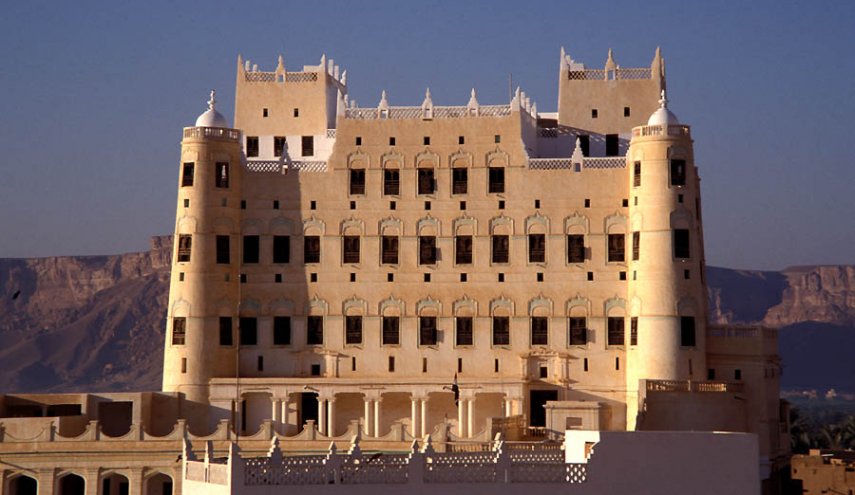 أكبر قصر طيني بالعالم يواجه 