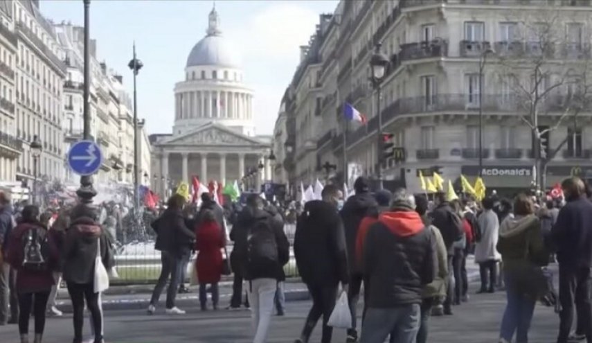 الآلاف يتظاهرون في باريس احتجاجا على عنصرية الشرطة والعنف الأمني

