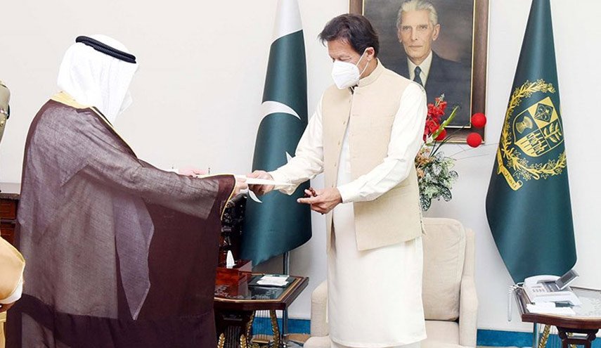 ما مصير وزير خارجية الكويت الذي التقى عمران خان المصاب بكورونا؟