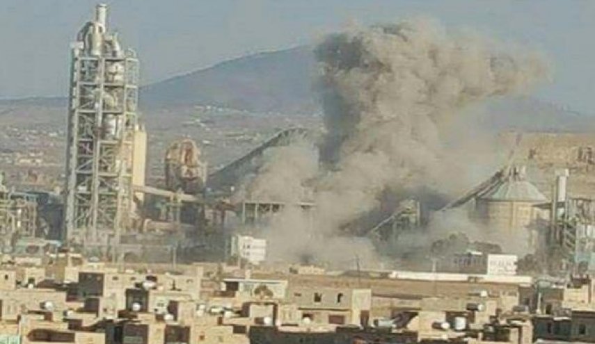 في جريمة لا انسانية.. العدوان يدمر صوامع الغذاء بالحديدة