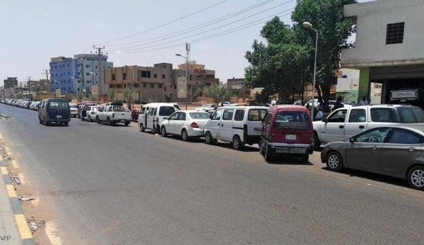أطباء يغسلون السيارات لصيانة المدارس في السودان