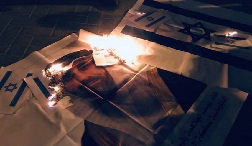 اعتراض بحرینی ها به برقراری روابط با اسرائیل/ تصاویر سفیر بحرین به آتش کشیده شد

