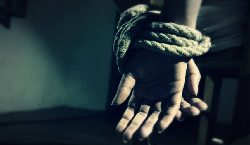 مصر.. موظفة تخطف مديرها وتقيده بالحبال!