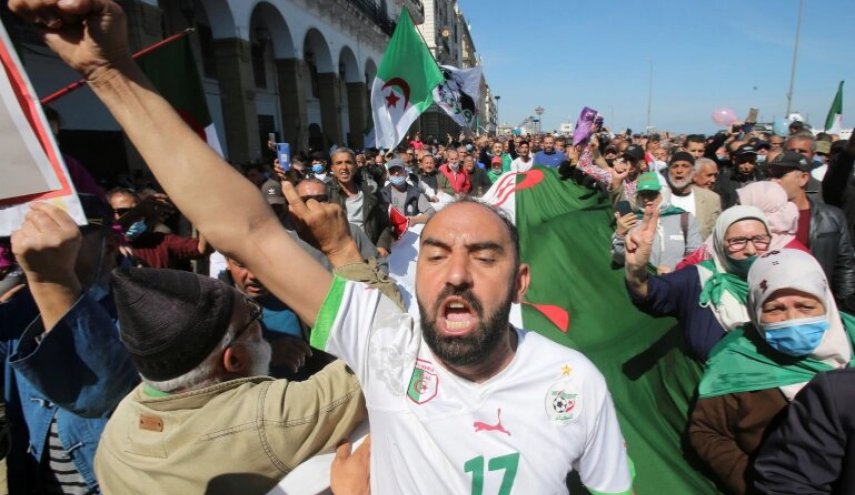 حبس موقت ۲۴ تظاهرکننده معترض در الجزایر
