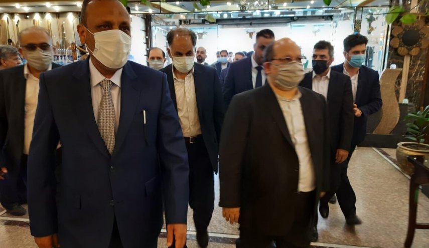 شریعتمداری وارد نجف شد؛ استقبال استاندار از وزیر تعاون و کار ایران
