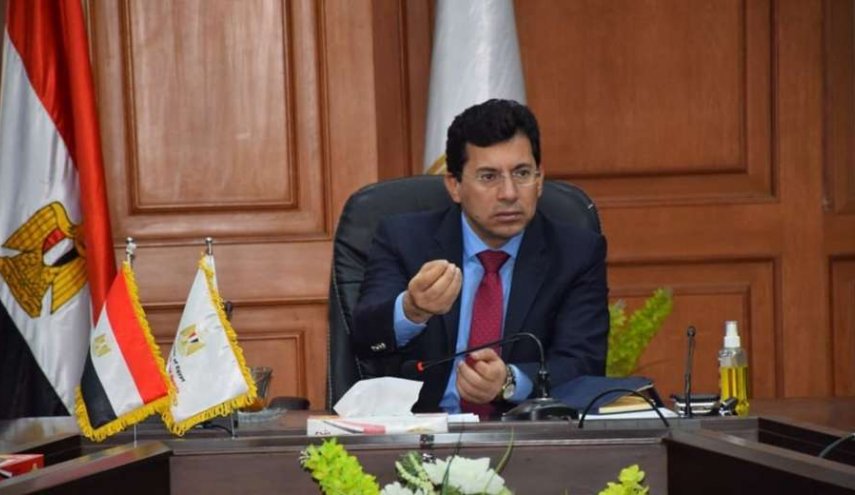 إصابة وزير الرياضة المصري في حادث أدى إلى انقلاب سيارته