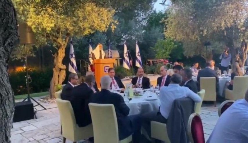 استهجان بالأردن بعد حضور سفيره مأدبة لرئيس الاحتلال