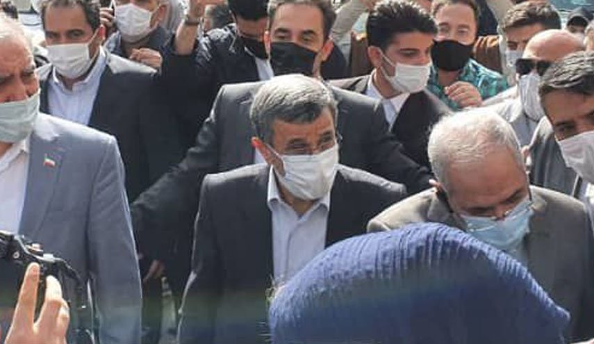 آغاز روز دوم ثبت نام داوطلبان ریاست جمهوری/محمود احمدی نژاد برای ثبت نام در انتخابات وارد وزارت کشور شد