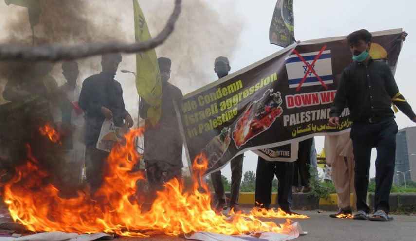 حامیان فلسطین در پاکستان پرچم رژیم صهیونیستی را آتش زدند