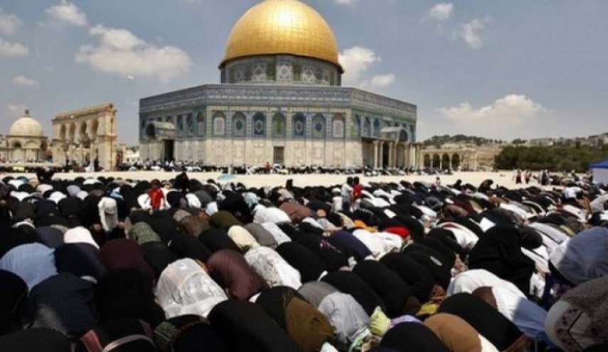 حضور گسترده فلسطینیان برای برگزاری نماز عید فطر در مسجد الاقصی