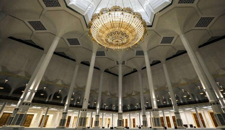 الجزائريون يؤدون صلاة عيد الفطر في مساجد العاصمة