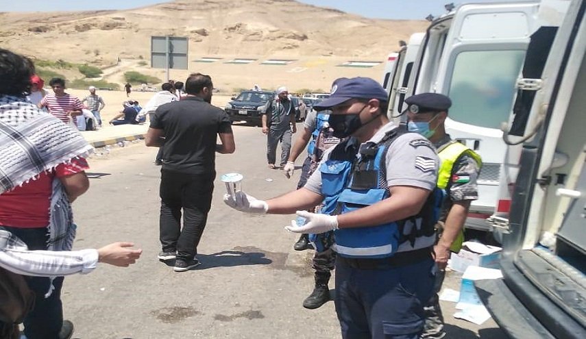 الدفاع المدني الأردني يقدم خدمات أمنية وإنسانية قرب الحدود الأردنية الفلسطينية
