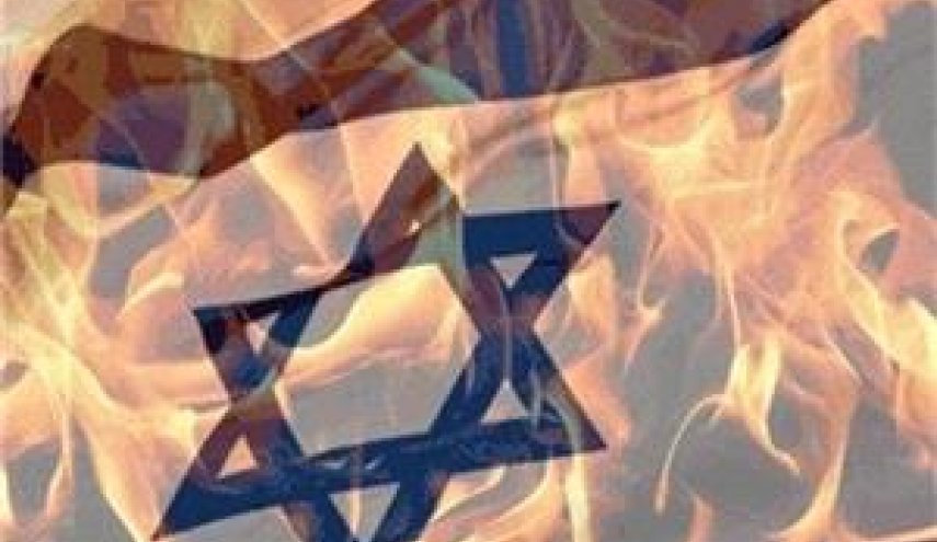 لگدمال کردن و آتش زدن پرچم رژیم صهیونیستی در «پورت سعید»+ فیلم
