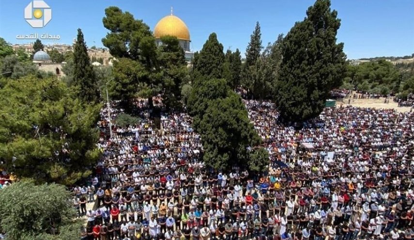حضور گسترده نمازگزاران فلسطینی در مسجدالاقصی/درگیری با نظامیان صهیونیست+ فیلم