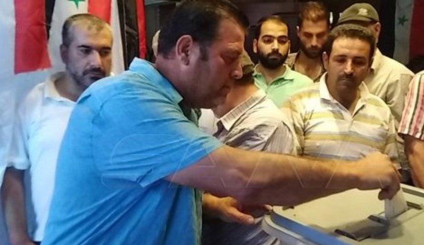 امتلاء صناديق الاقتراع في عدد من المراكز الانتخابية السورية
