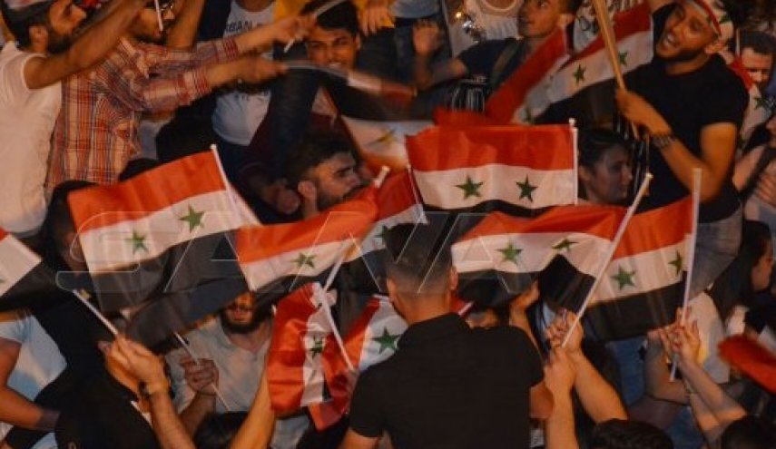 حشود من طلاب جامعة دمشق يحتفلون بفوز الأسد
