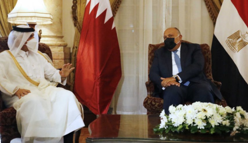 أمير قطر يستقبل وزير الخارجية المصري