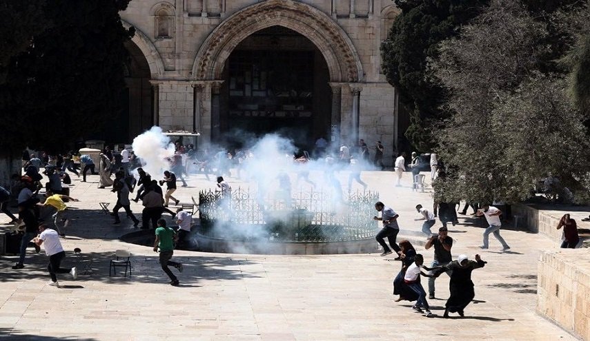 الاحتلال يعتدي على المقدسيين في باب العمود