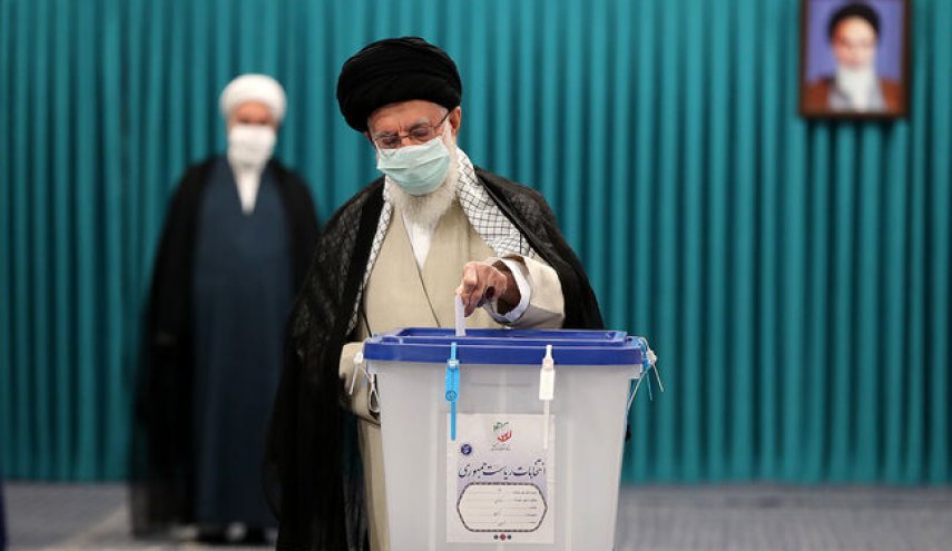 رهبر معظم انقلاب آراء خود را به صندوق انداختند