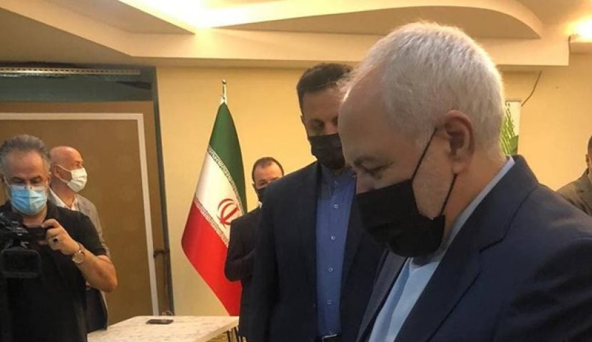 ظریف رای خود را به صندوق اخذ رای مستقر در آنتالیا ریخت
