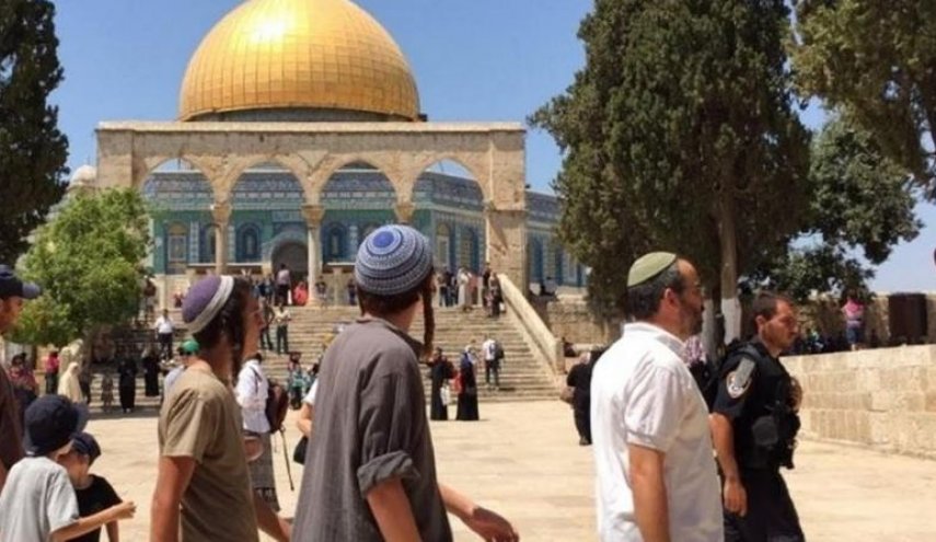 هجوم ده‌ها شهرک‌نشین به مسجدالاقصی به سرکردگی یک عضو سابق کنست 