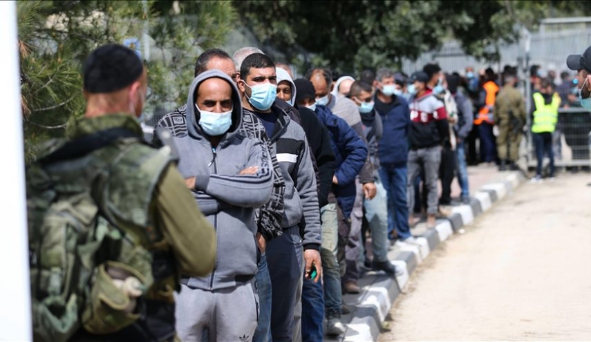 'هآرتس': 'إسرائيل' نهبت عشرات ملايين الشواقل من العمال الفلسطينيين