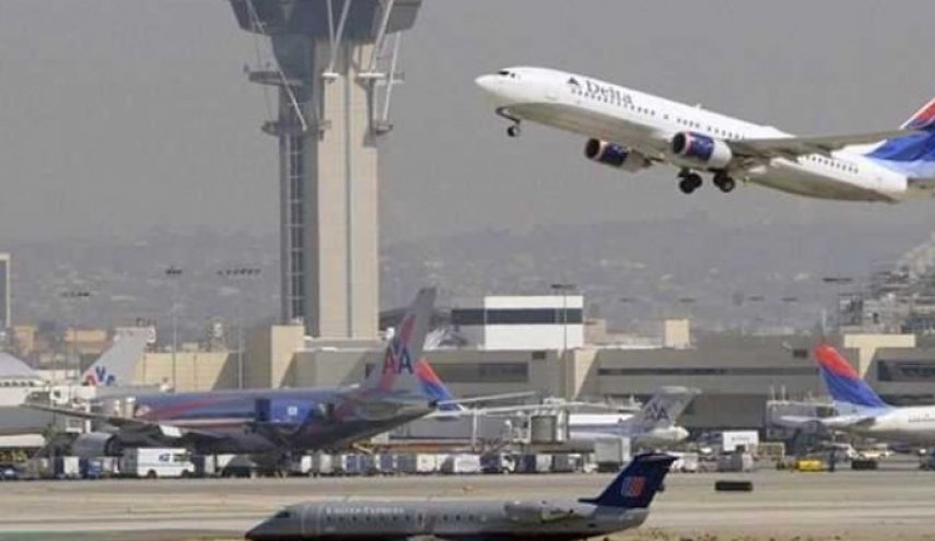 أميركي يقفز من طائرة متحركة في مطار لوس أنجلوس لسبب مجهول!

