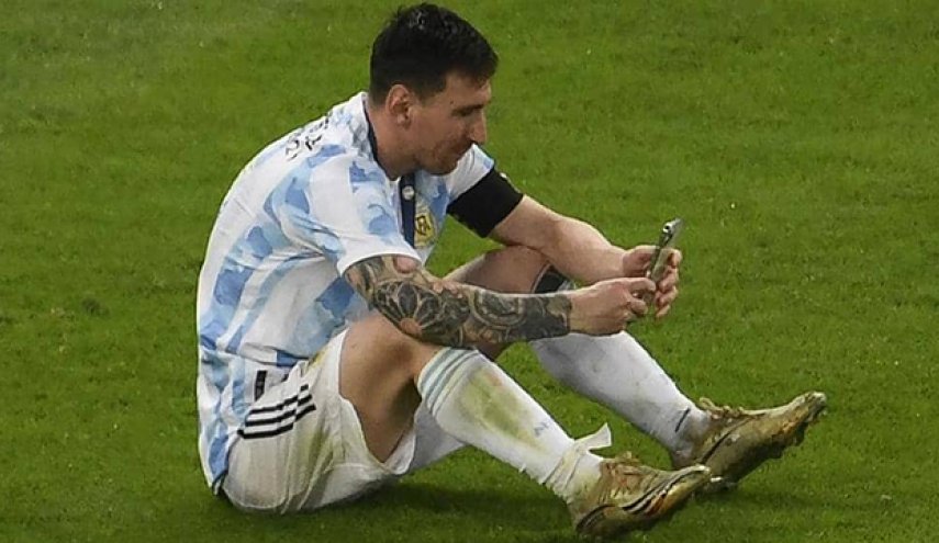صورة تكشف سر مكالمة ليونيل ميسي من الملعب
