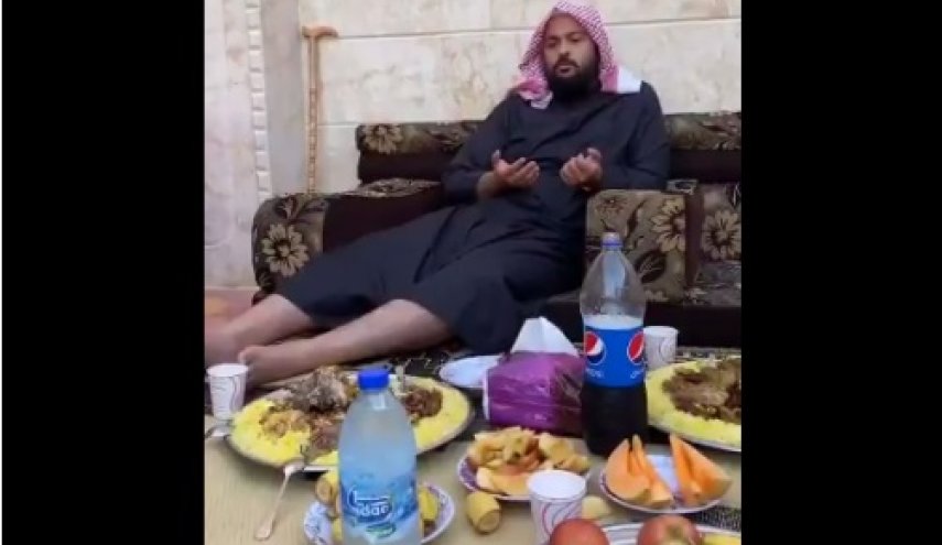 المحيسني امام مائدة كبيرة يصلي لعودة المعارك
