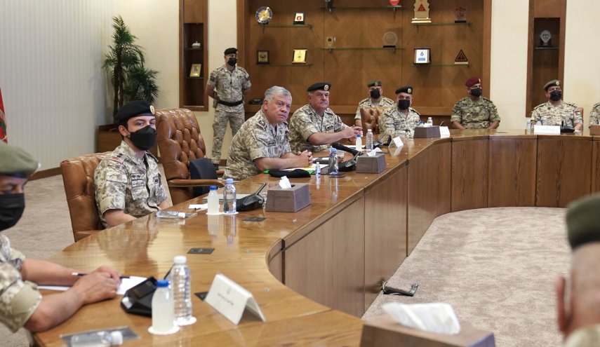 ملك الأردن وولي عهده يزوران قيادة الجيش