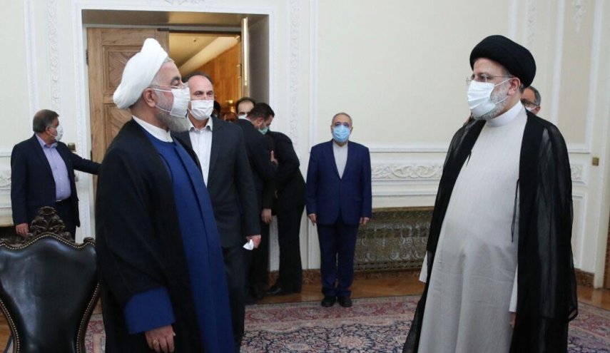 رئیس جمهور سابق دفتر کار را به آیت الله رئیسی تحویل داد
