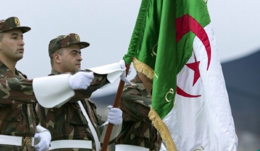 
الجيش الجزائري يلقي القبض على أحد الإرهابيين ويضبط كميات ضخمة من الذخيرة