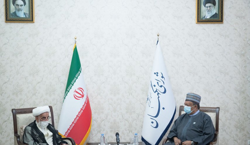 آية الله جنتي يعرب عن أمله في عودة النفط الإيراني إلى الأسواق العالمية
