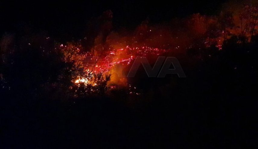 الدفاع المدني السوري يسيطر على حريقين بصهريج نقل محروقات و بالاراضي الزراعية
