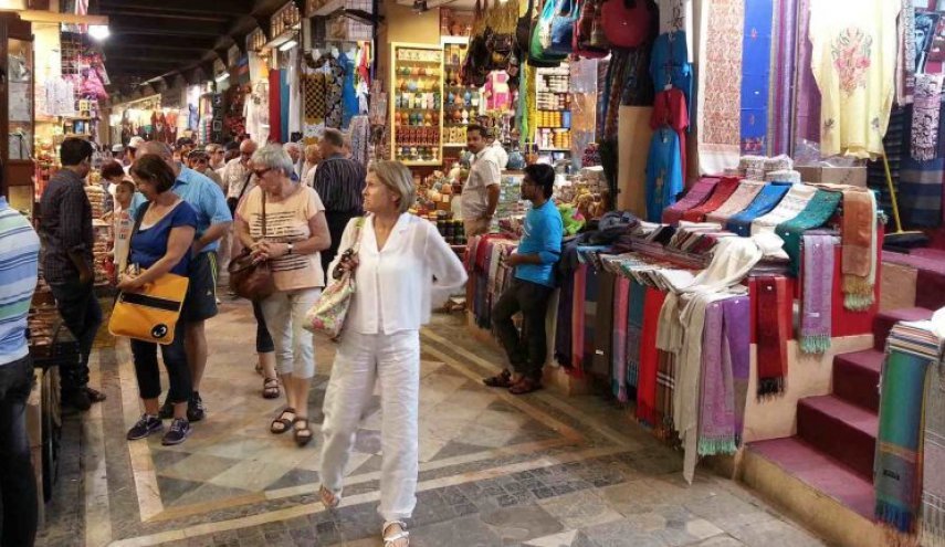 عمانيون يطلقون حملة ويطالبون بإغلاق محلات الخمور فورا