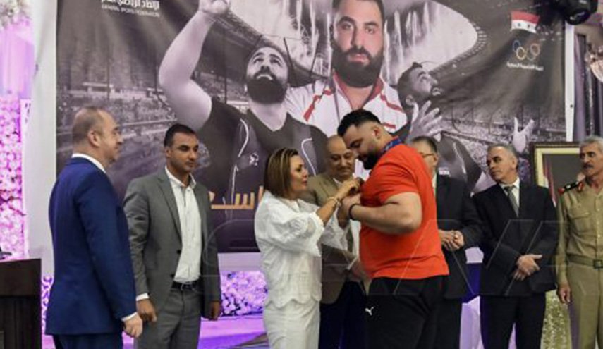 شاهد.. تكريم الرباع السوري معن أسعد وتقليده وسام الرياضة 