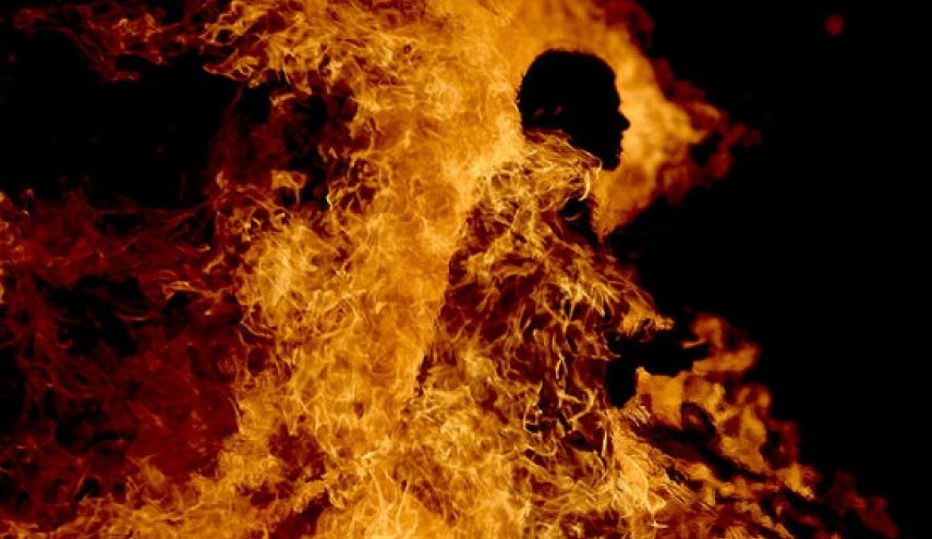 مقتل شاب مغربي أحرق نفسه احتجاجا على مصادرة عربته لنقل المسافرين
