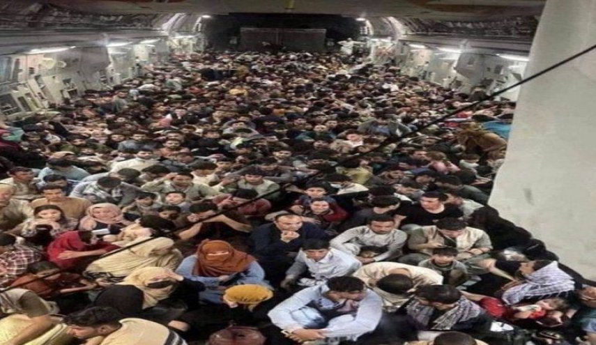 تصویری وحشتناک از یک شهروند افغانستانی در بیرون از هواپیمای درحال پرواز+ فیلم
