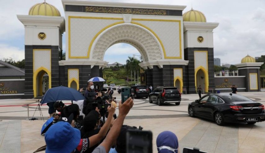 ملك ماليزيا يلتقي بالقادة السياسيين لتكليف رئيس وزراء جديد
