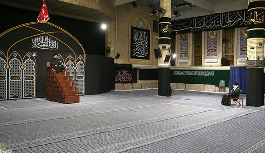 مراسم عزاداری شب عاشورای حسینی با حضور رهبر انقلاب در حسینیه امام خمینی (ره)