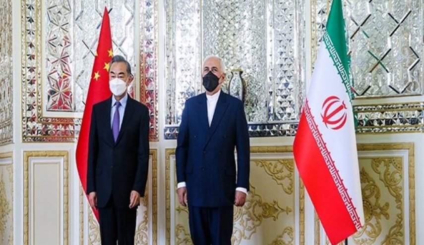 ظريف ونظيره الصيني يتبادلات  التهنئة في الذكرى الخمسين لبدء العلاقات السياسية