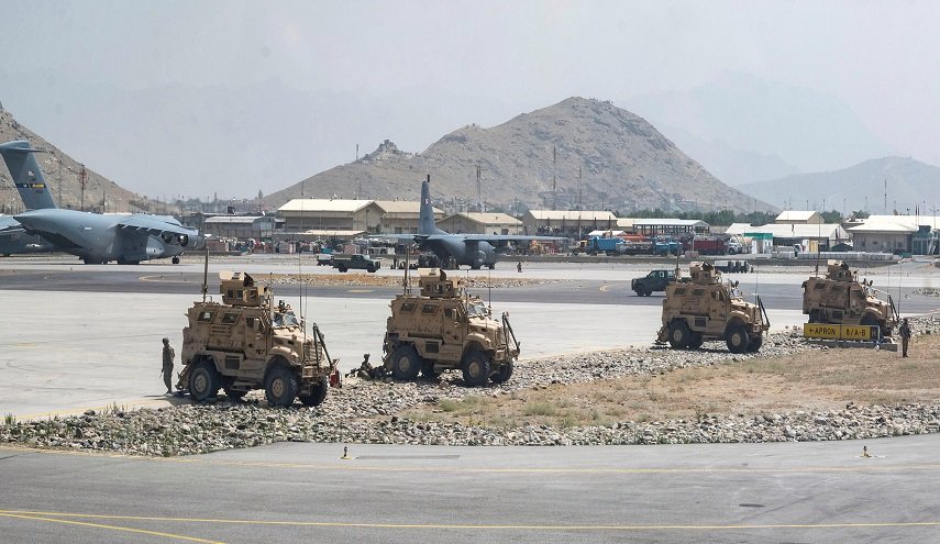  استخدام الغاز المسيل للدموع لتفريق حشود من الأفغان في مطار كابل