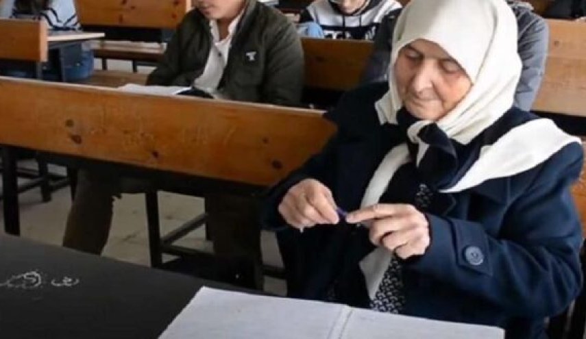 بعمر79 سنة ..تخرج اكبر طالبة معمرة في جامعة تشرين بسورية
