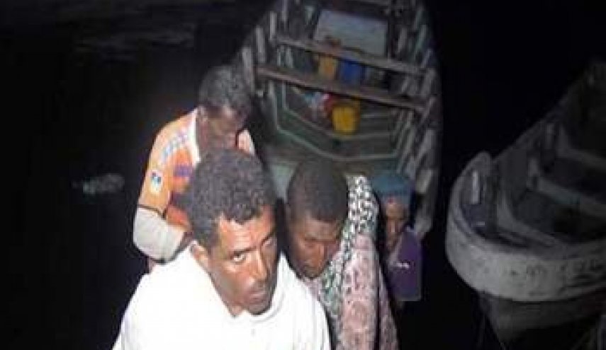 وصول 118 صيادا يمنيا إلى الحديدة بعد احتجازهم في سجون إريتريا