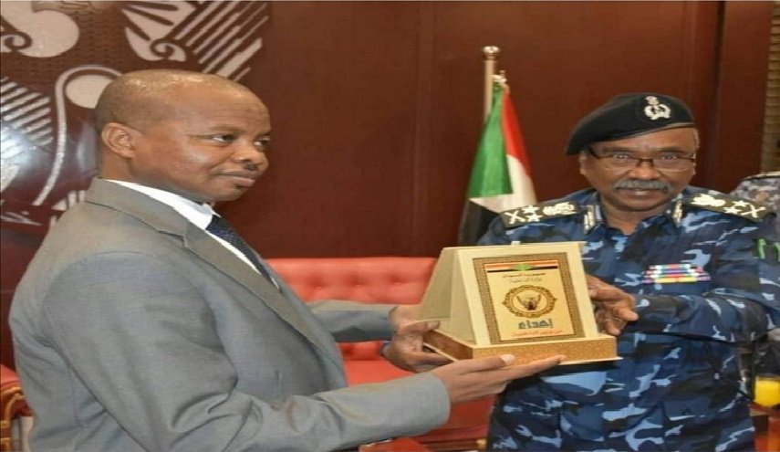 وزير الداخلية السوداني يؤكد على تعزيز التعاون مع تشاد

