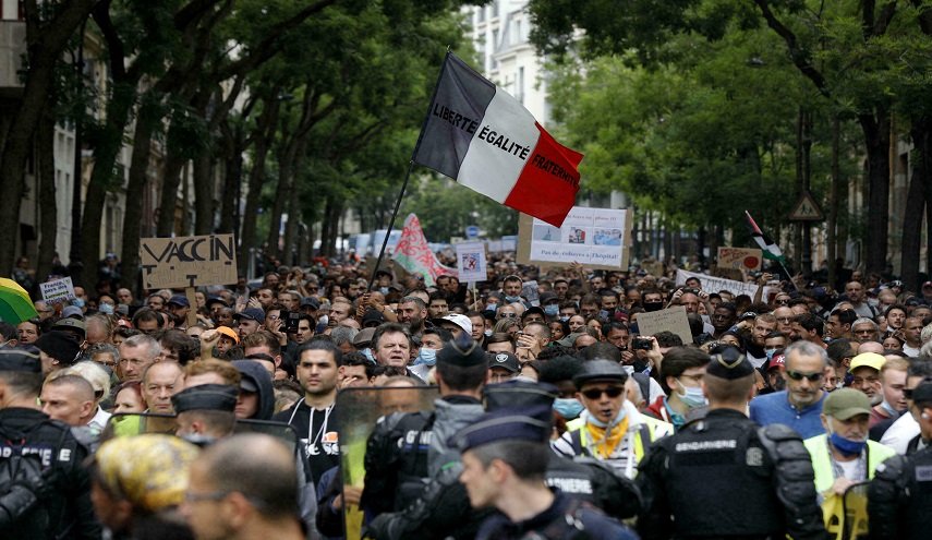 مظاهرات حاشدة تعم مدنا فرنسية مجددا ضد سياسة ماكرون لمواجهة كورونا
