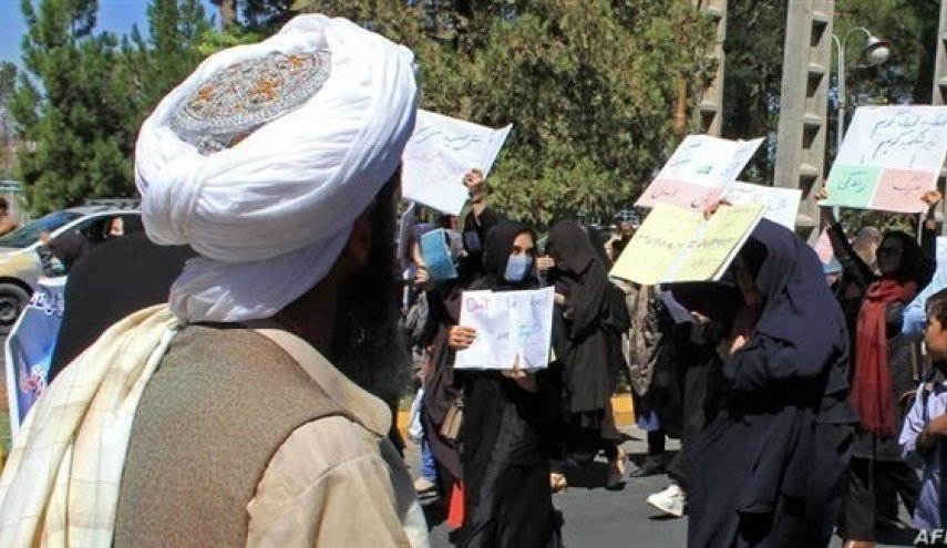 طالبان تعد النساء بالمشاركة بالحكومة في وقت لاحق
