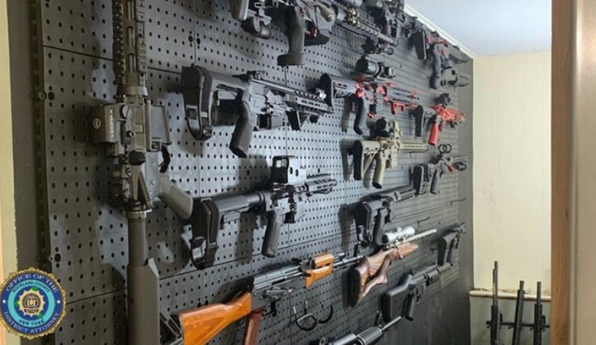 أسلحة غير مرخصة وشارات FBI مزورة في منزل نائب عمدة نيويورك