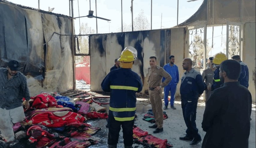 بالصور.. اخماد حريق اندلع بموكب حسيني على طريق النجف- كربلاء 