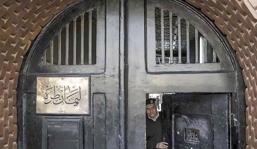 السلطات المصرية تعاقب أسر السجناء السياسيين بمنع الخطابات
